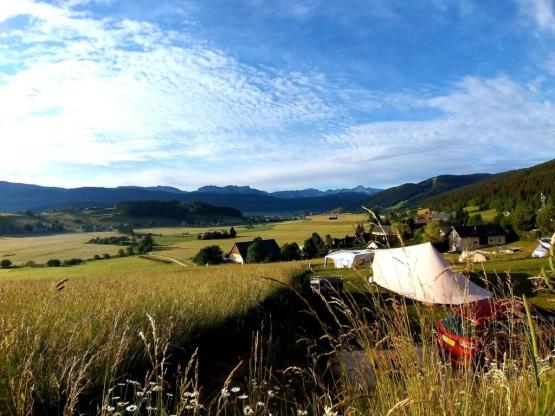 Emplacement PANORAMIQUE 120 m² (ensoleillé - vue garantie) incluant 2 personnes + électricité