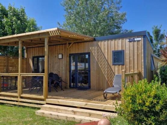 Homeflower premium 29 m² (2 slaapkamers) + airco + halfoverdekt terras + TV + lakens + handdoeken