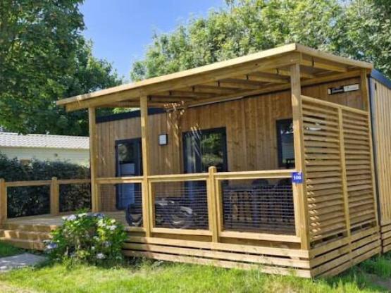 Homeflower premium 35m² (3 Schlafzimmer) + Klimaanlage + halbüberdachte Terrasse + TV + Bettwäsche + Handtücher