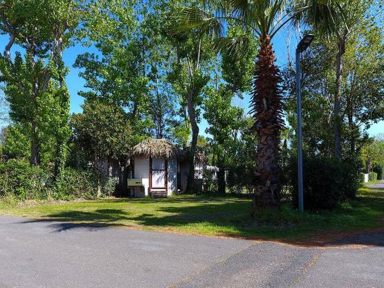 EMPLACEMENT CAMPING AVEC SANITAIRE PRIVE