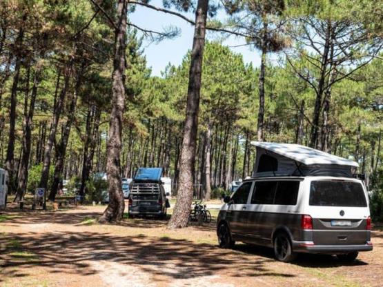 Staanplaats met elektriciteit / D
