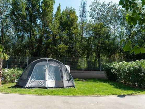 Emplacement avec électricité / D