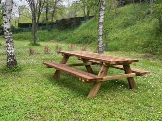 Emplacement Privilège XXL (150-200m²) proche piscine, table de pique nique. Electricité incluse