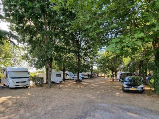Emplacement Privilège 120 m2, éléctricité 10A,  camping-car ou voiture + tente/caravane