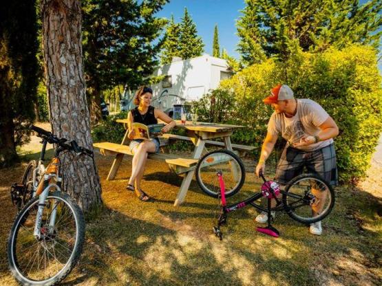 FIETS-/WANDELPLAATS, zonder elektriciteit, zonder voertuig.