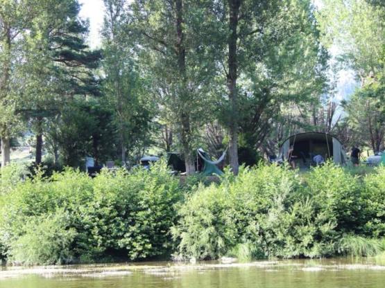 Forfait Bord De Rivière 1 Tente/caravane + 1 voiture + électricité ou camping-car + électricité