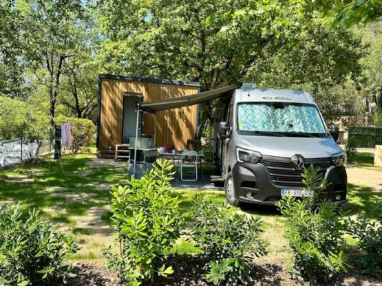 Emplacement Premium sanitaire privé (électricité 6 amp inclus) 7m max cordages/timon incl.