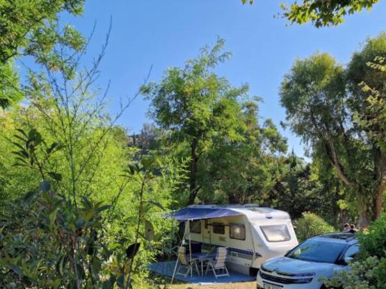 Emplacement : voiture + tente/caravane ou camping-car + électricité 10A