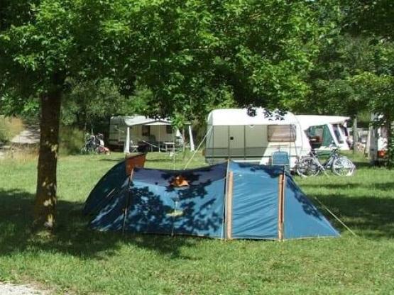 Forfait camping (emplacement, 2 personnes, 1 véhicule)