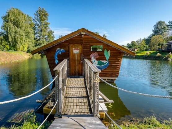 Floating Cabin Ariel