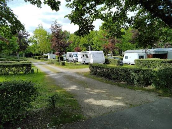 Emplacement nu: camping car, tente, caravane -  entre 80 & 100 m² -