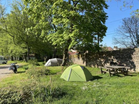 Tente forfait 2 personnes (Elec 10A, Sanitaires)