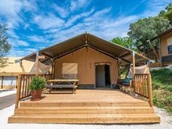 NEW 2023 Lodge Safari : une tente esprit glamping avec sanitaire et grande terrasse