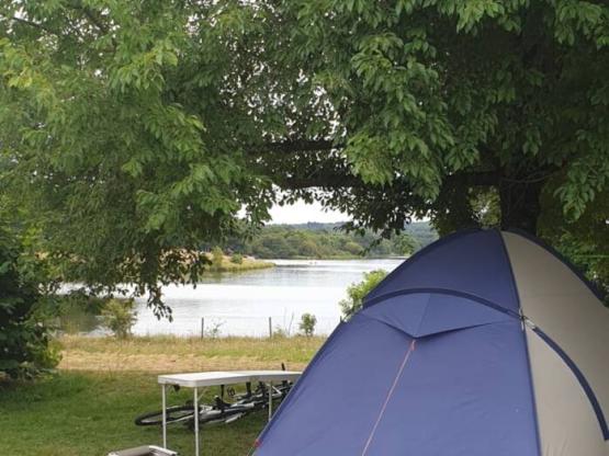 Stellplatz Privilège - Seeblick (1 Zelt, Wohnwagen, Wohnmobil / 1 Auto / Strom)