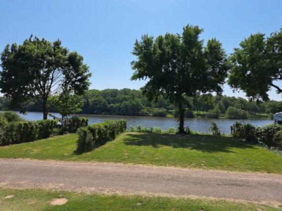 Forfait Privilège - Vue Lac (1 tente, caravane ou camping-car / 1 voiture / électricité)
