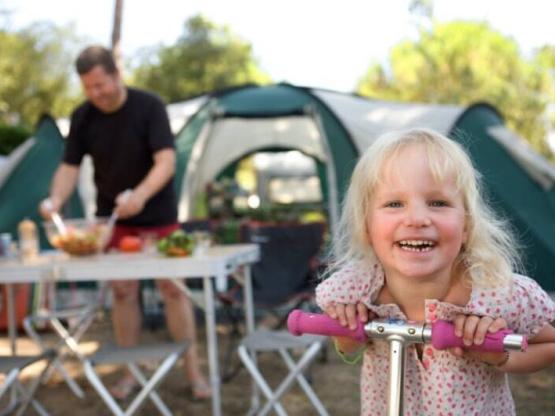 Forfait B : emplacement + électricité 10 Ampères + véhicule