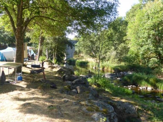 Forfait Bord de Rivière : Emplacement + 1 voiture + 1 tente/caravane/camping-car (29 au 35 et n°20)