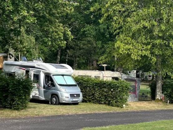 Forfait camping (emplacement, 2 personnes, 1 véhicule)