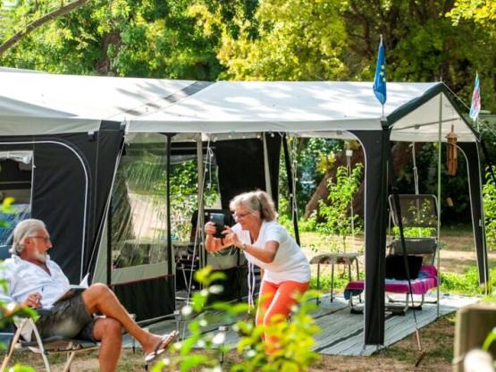Emplacement Gd Confort Côté Piscine (électricité, point d'eau et évacuation sur la place 100 -120 m²