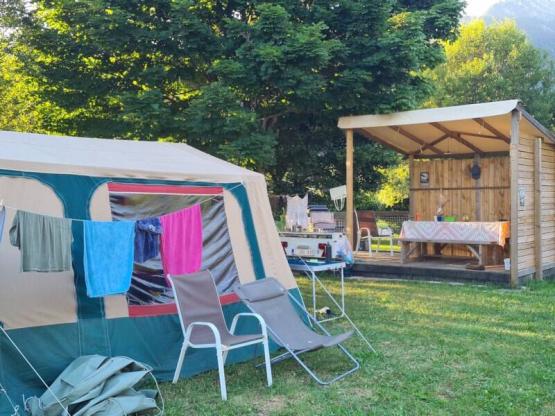 EMPLACEMENT CONFORT PLUS - élec 10A + voiture+tente ou caravane ou camping-car + TERRASSE couverte