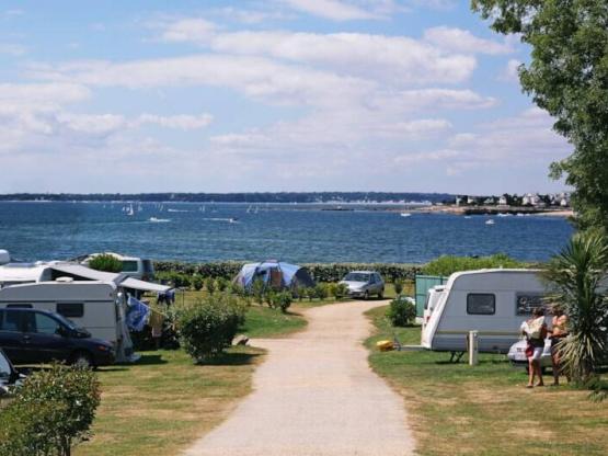 Stellplatz Komfort (1 Zelt, Wohnwagen, Wohnmobil / 1 Auto / Strom 10A / wasser)