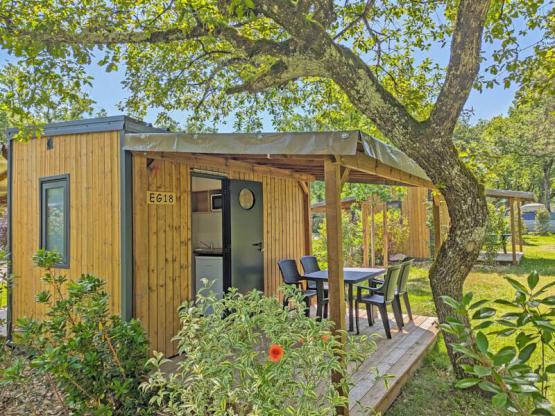 Emplacement Premium ~ 120 m² avec sanitaire privé, kitchenette et terrasse couverte.