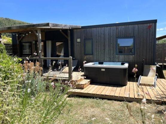 Mobil-home Premium 38 m² 3 chambres + SPA + terrasse 21m² + TV + LV + clim + plancha + 2 SDB