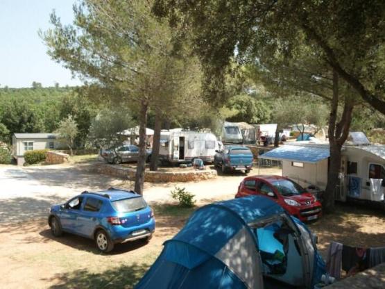 EMPLACEMENT sans électricité : 1 Voiture + Tente