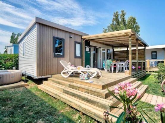 Homeflower PREMIUM  Jacuzzi 29m² 2 kamers + CLIM + halfoverdekt terras + TV + lakens