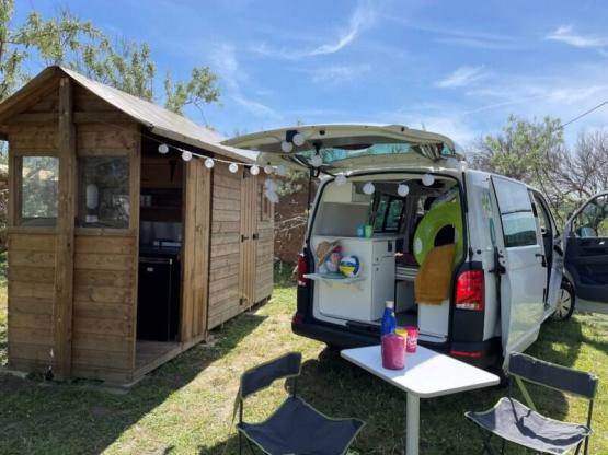 Forfait Premium : emplacement équipé d'une Freecamp (cabane avec sanitaires et cuisine ouverte)
