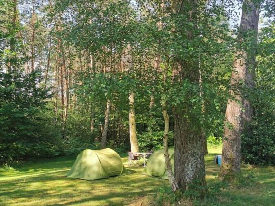 Emplacement randonneur, cycliste ou motard avec tente