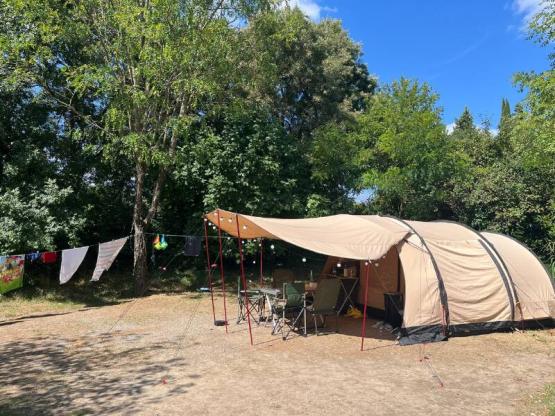 Emplacement Confort XL Tente/Van/Caravane/Camping-Car (avec électricité)