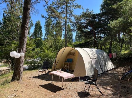 Emplacement Confort Small pour petite tente (avec électricité) - difficile d'accès