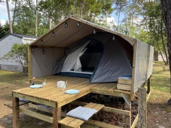 Cabane vélo , plancher bois, table