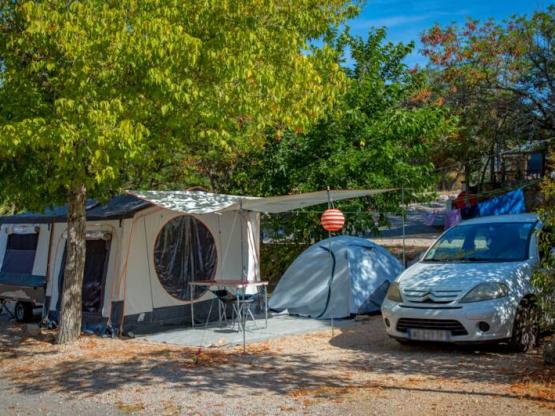 Forfait emplacement camping + véhicule + électricité 10 Amp.