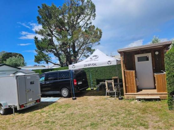 Emplacement premium avec sanitaire individuel et kichenette