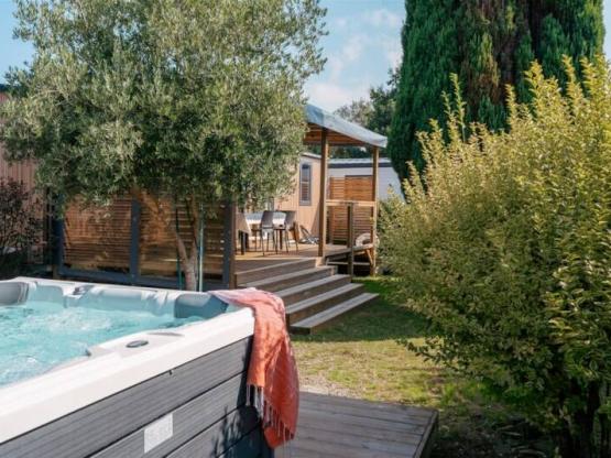 Mobil-home 3Ch & SPA Côté Jardin VIP - 2SDB + TV + LV