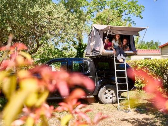 Pitch (Car + tent /caravan + electricity + water)