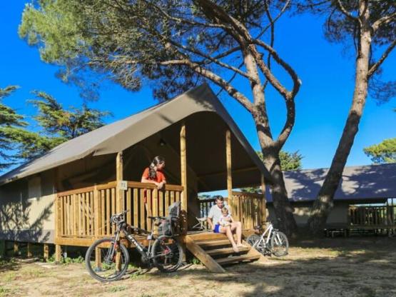 Tente Lodge Confort (2 bedrooms) + covered terrace - without sanitary facilities