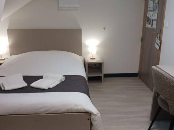 20/ CHAMBRE MANSARDEE QUADRUPLE AVEC TELEVISION