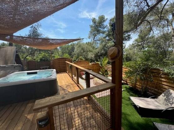 Cottage Côté Jardin Jacuzzi (6/8P) PRESTIGE 3CH. 2SDB + TIPI 2 couchages