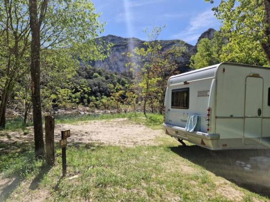 Emplacement rivière + 1 voiture + tente ou caravane ou campervan