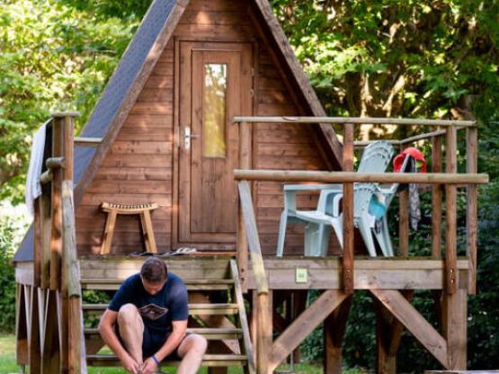 Houten hut met terras (2 volwassenen + 1 kind )