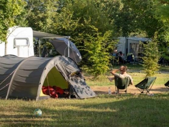 Forfait camping (emplacement, 2 personnes, 1 véhicule)