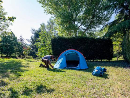 EMPLACEMENT 80 à 100m² - 1 véhicule léger, caravane, camping-car et van aménagé