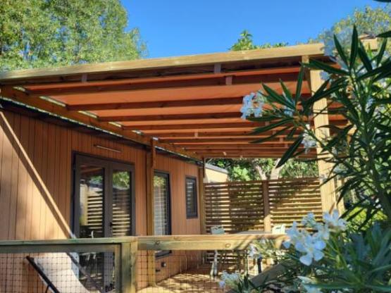 Mobil-home PREMIUM 30m² - 2 chambres - TV - lave-vaisselle - climatisation - terrasse couverte -