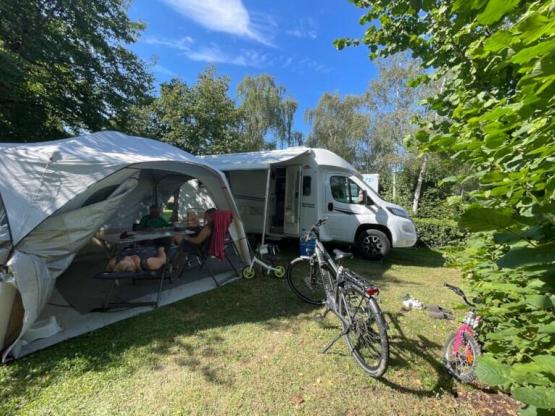 Emplacement nu avec 1 véhicule -