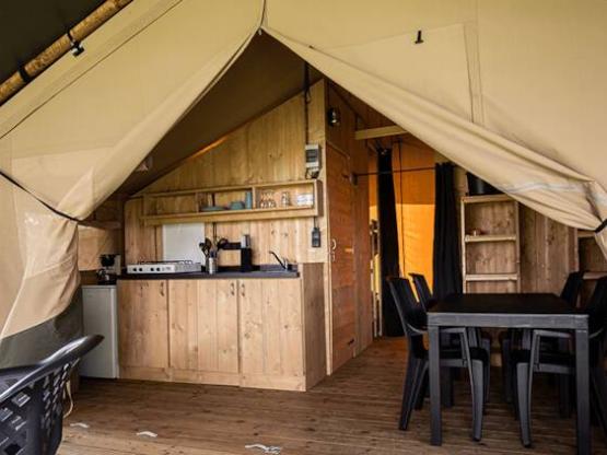 Tente safari de luxe Woody 25 incluant des installations sanitaires et une cuisine
