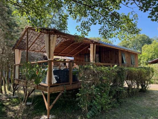 Cabane de Charme avec Jacuzzi - 18 m² + 26 m² - 1 chambre 2 pers