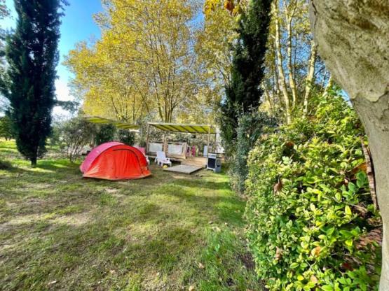 ??Emplacement Terrasse équipée ! Electricité / table / réfrigérateur / plancha.